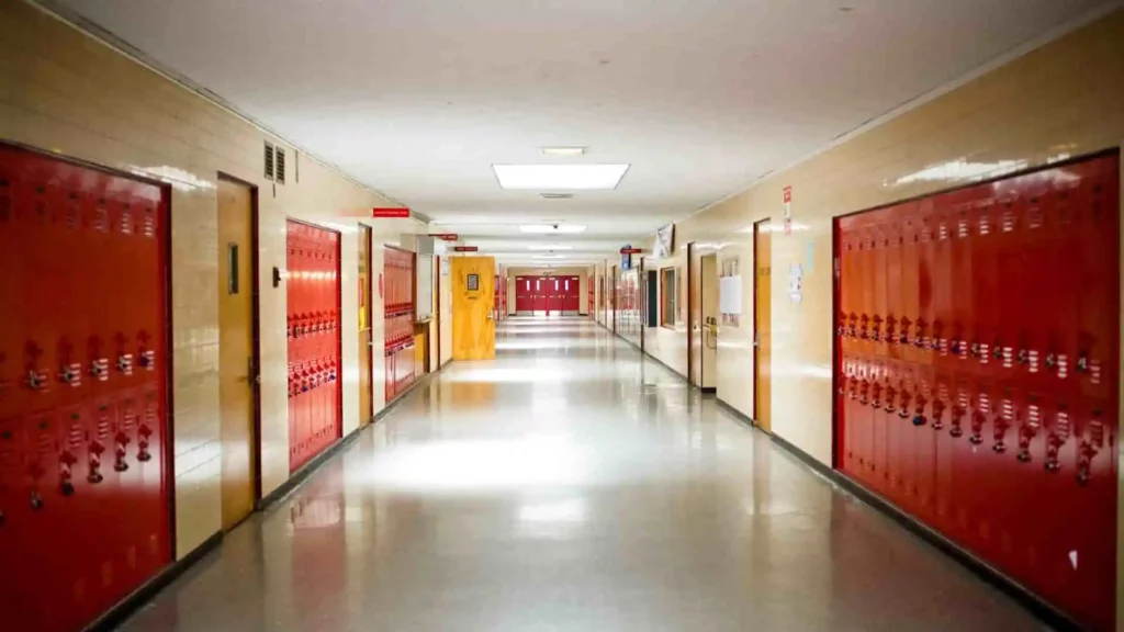 Corridoio di armadietti rossi in una scuola secondaria americana