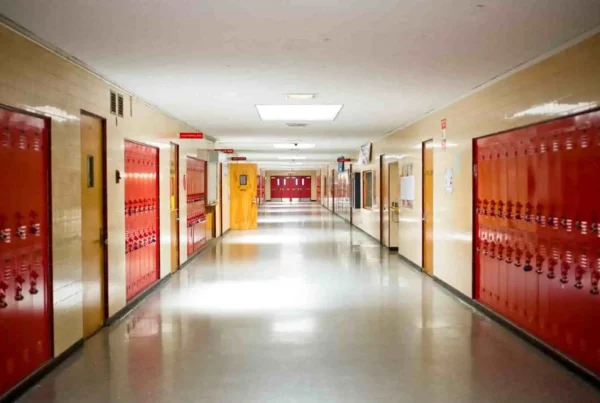 Corridoio di armadietti rossi in una scuola secondaria americana