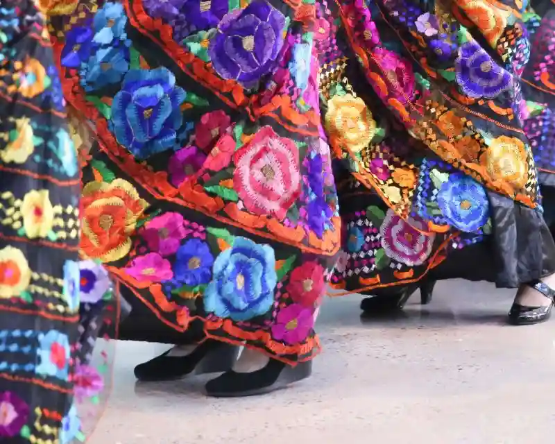 Gonne colorate e scarpe nere indossate da donne messicane in occasione dei balli per il Cinco de Mayo