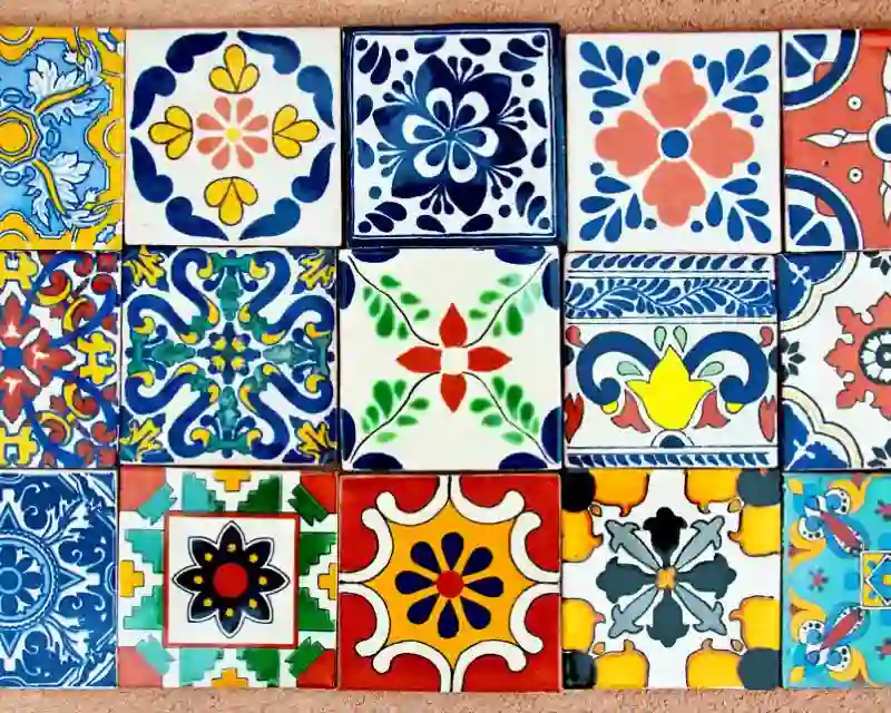 Piastrelle decorate con greche e motivi geometrici colorati, prodotti artigianali tipici messicani