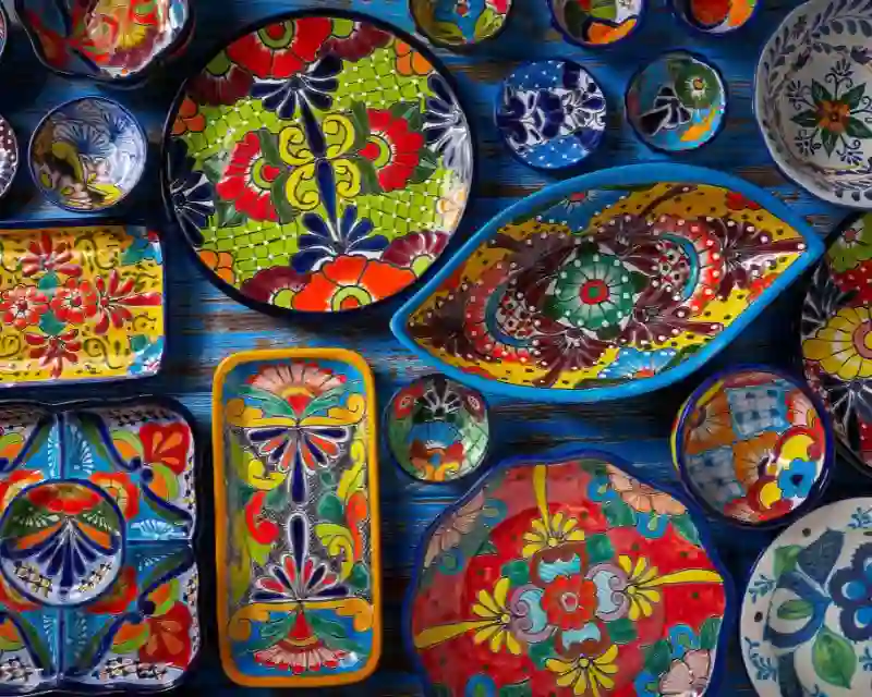 Vassoi, scodelle e piatti realizzati a mano da abili artigiani messicani e decorati con ornamenti vivaci