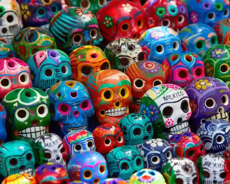 I tipici teschi messicani realizzati per il Dia de los Muertos dipinti con fiori e ornamenti variopinti