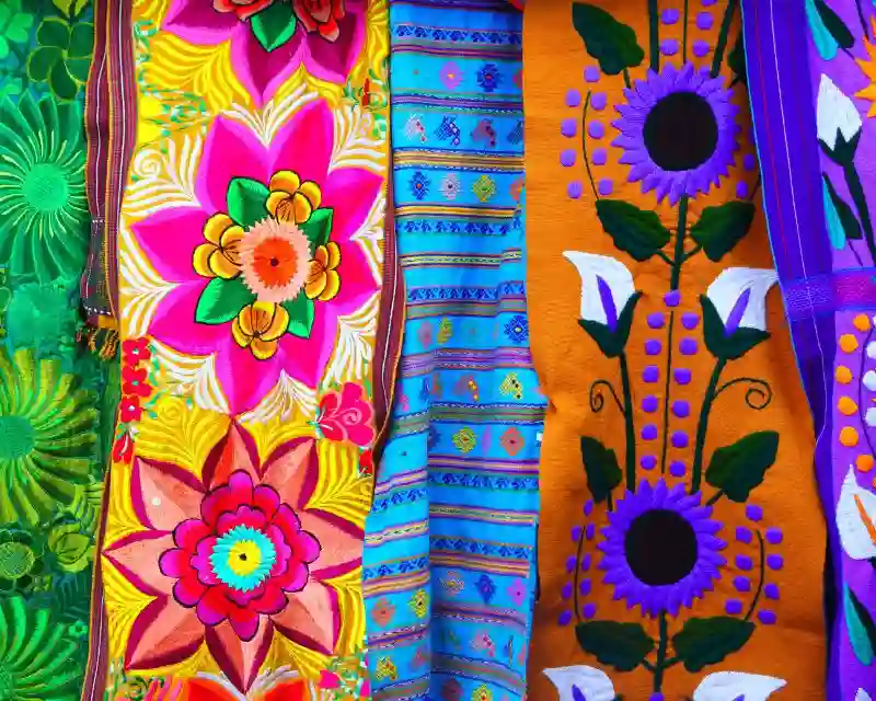 Le tipiche stoffe messicane decorate con fiori e ornamenti colorati esposte per la vendita