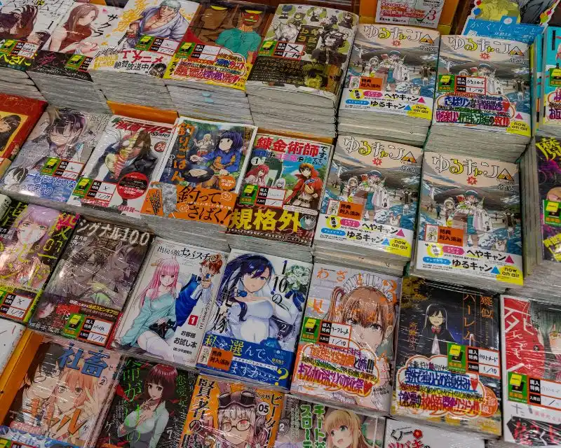 File di pile di fumetti giapponesi dedicati a un pubblico giovanile esposti in un edicola