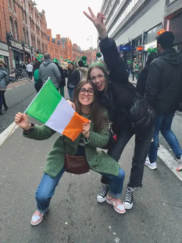 Ragazze con bandiera irlandese festeggiano la festa di San Patrizio