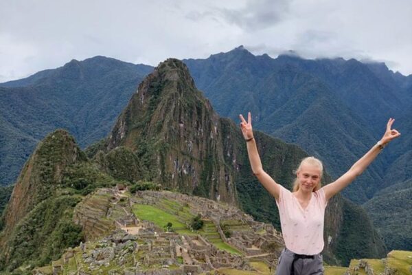 Giovane studentessa in primo piano durante un viaggio al Machu Picchu in Perù