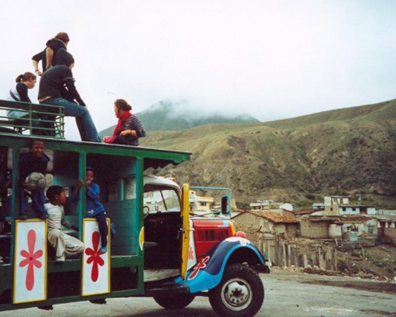 Gruppo di ragazzi su una macchina colorata in Ecuador