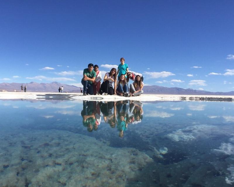 Gruppo di studenti in America Latina sul lago salato