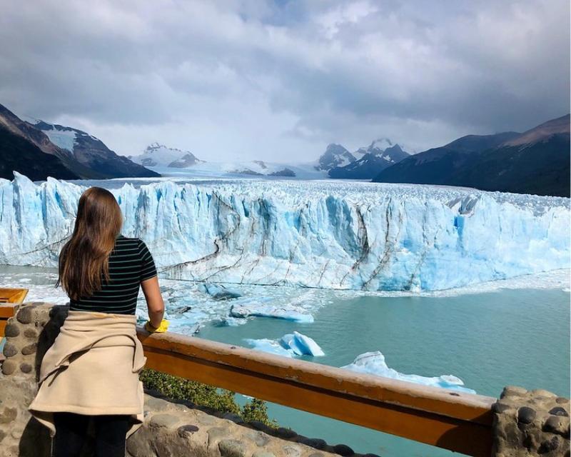 Studentessa di spalle che visita il Perito Moreno in America Latina