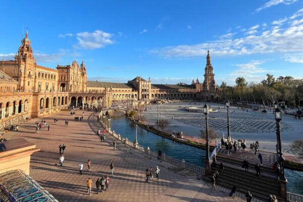 Piazza prinicipale di Siviglia con fontana in una giornata di sole