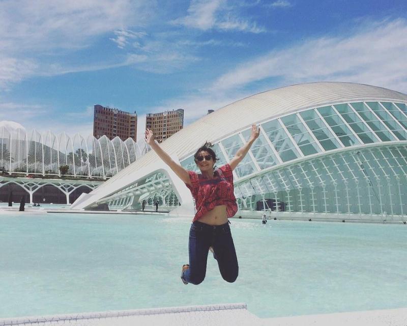 Ragazza sorridente di fronte al parco oceanografico di Valencia