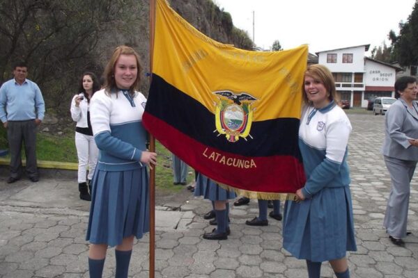 Studentessa con divisa scolastica e bandiera di Latacunga, città dell'altopiano dell'Ecuador