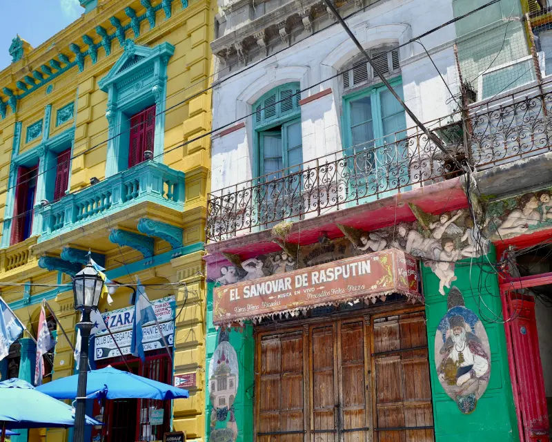 Case colorate tipiche del quartiere La Boca a Buenos Aires con stili molto diversi e negozi al piano terra