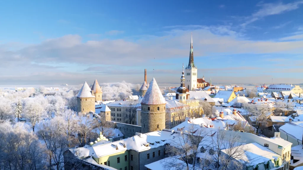 Panorama innevato dell'Estonia con la sua architettura tipica eun bel cielo azzurro