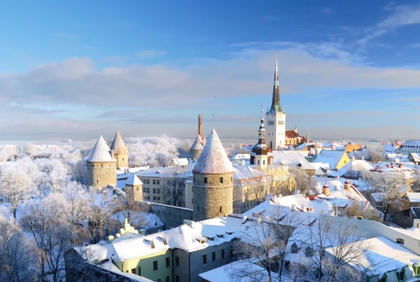 Panorama innevato dell'Estonia con la sua architettura tipica eun bel cielo azzurro