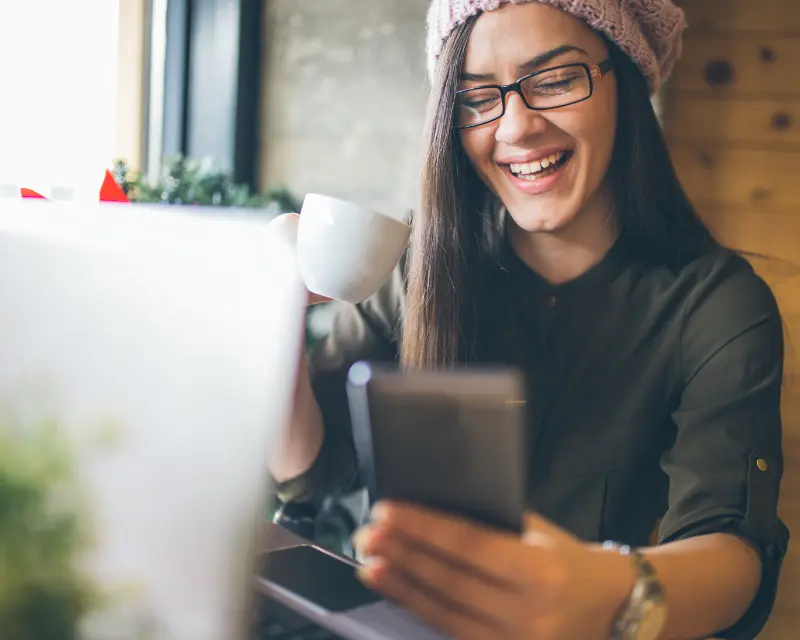 Studentessa che fa una videochiamata grazie a un'app per imparare lo spagnolo mentre beve un caffè