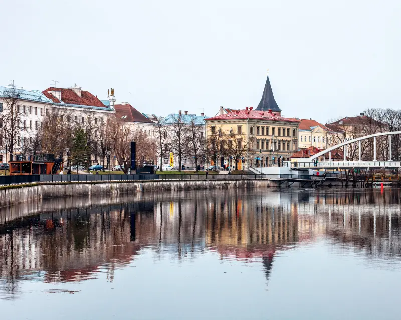 Vista degli edifici lungo il fiume in una città dell'Estonia