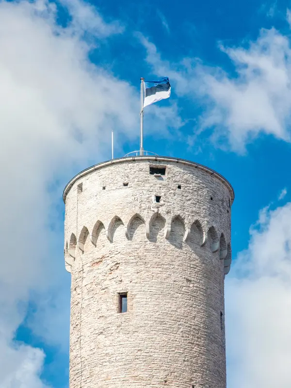 La celebre torre di Tallin con la bandiera dell’Estonia in punta e cielo azzurro sullo sfondo