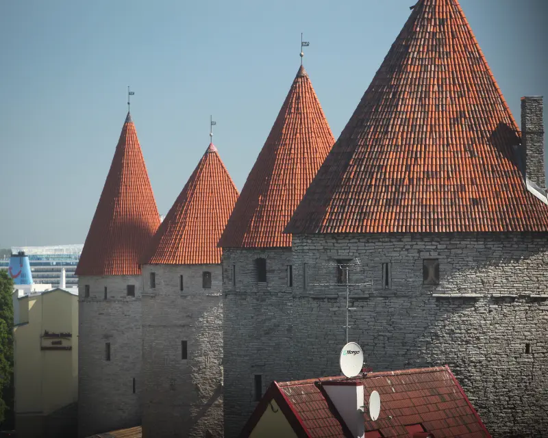 Immagine delle torri in mattoni dell'Estonia con i loro tetti aguzzi