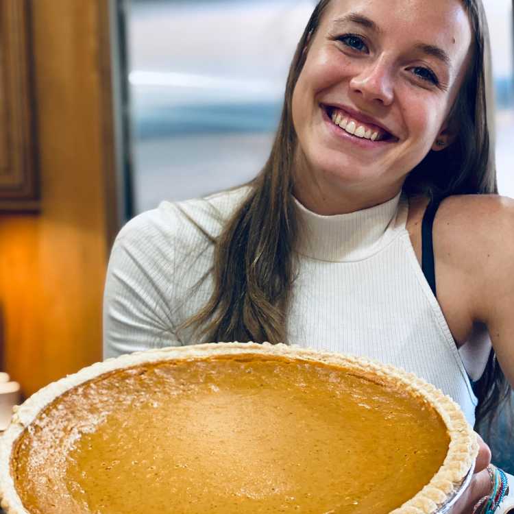 Ragazza con pumpkin pie in occasione del Thanksgiving