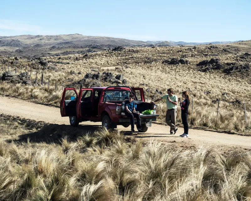 Pick up con 3 persone che fanno una pausa e bevono mate nella pampa argentina