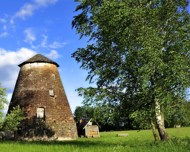 Costruzione tradizionale simile a una torre in mattoni in uno spazio verde della campagnia estone