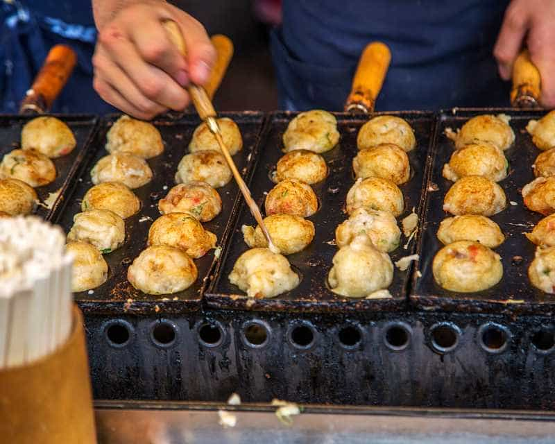 Polpette di polpo servite fritte nei festival della cultura giapponese