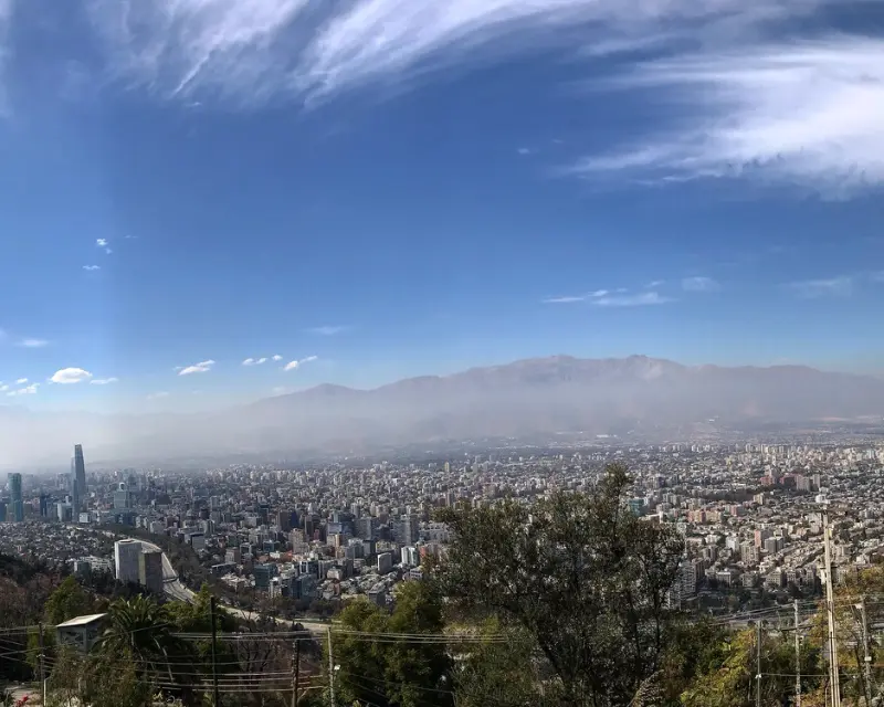 Panorama del Cile con città, montagne sullo sfondo e cielo blu