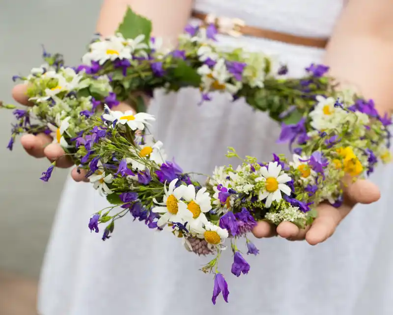 Durante il Midsommar, in Svezia è tradizione intrecciare corone di fiori selvatici. Un gesto simbolico che celebra la natura e l’arrivo dell’estate