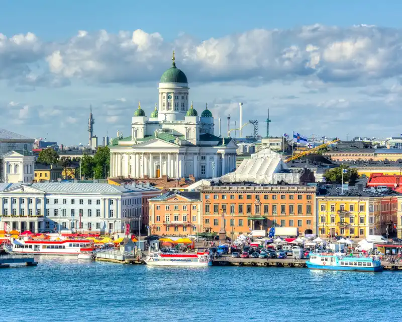 In Finlandia il Midsommar si celebra tra natura, sauna e falò. Anche Helsinki partecipa con mercatini, eventi e il fascino della luce nordica