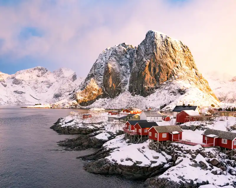 Il Midsommar celebra la luce dell’estate nordica, in forte contrasto con i paesaggi invernali delle regioni come la Norvegia, qui avvolta dalla neve