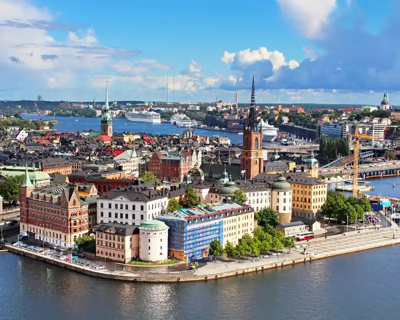 Stoccolma, con le sue isole e architetture storiche, è tra le città svedesi dove il Midsommar si vive tra modernità, tradizione e natura nordica