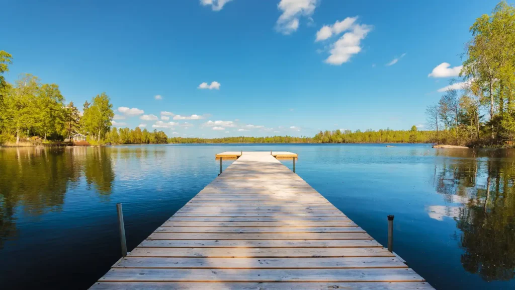 Trascorrere il Midsommar in riva a un lago è una tradizione amata in Svezia: quiete, natura e lunghe giornate di luce celebrano l’inizio dell’estate