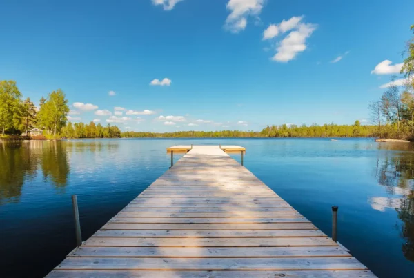 Trascorrere il Midsommar in riva a un lago è una tradizione amata in Svezia: quiete, natura e lunghe giornate di luce celebrano l’inizio dell’estate