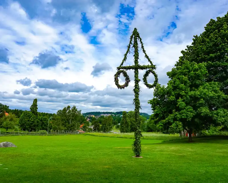 Il majstång, albero di maggio decorato con foglie e fiori, è il fulcro delle danze e delle celebrazioni svedesi durante la festa del Midsommar