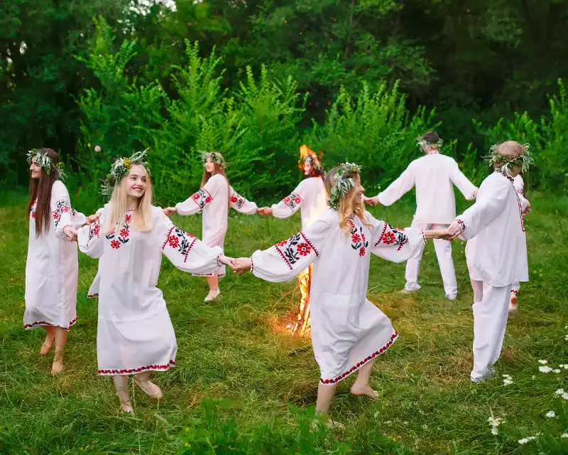 Durante il Midsommar, in Svezia e in altri Paesi nordici, si danza in cerchio intorno al fuoco per celebrare il sole, la natura e l’inizio dell’estate