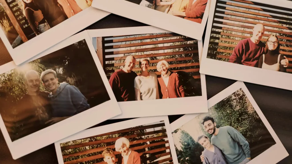 Foto scattate con polaroid di ritratti di famiglia: genitori, figli e nonni sorridenti