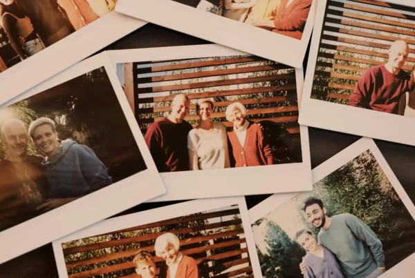 Foto scattate con polaroid di ritratti di famiglia: genitori, figli e nonni sorridenti