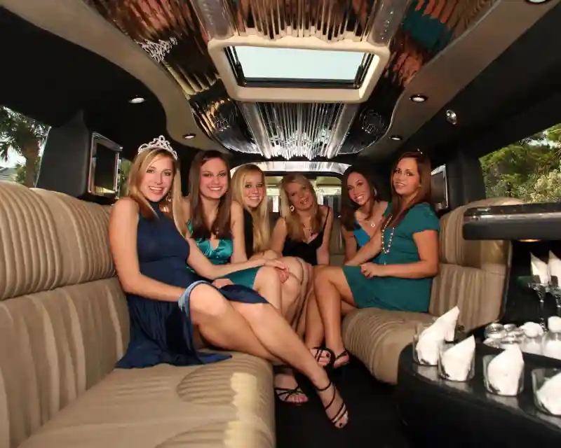 Sei ragazze in abiti da ballo di fine anno viaggiano in limousine per il Prom, la serata simbolo dei balli di fine anno americani.