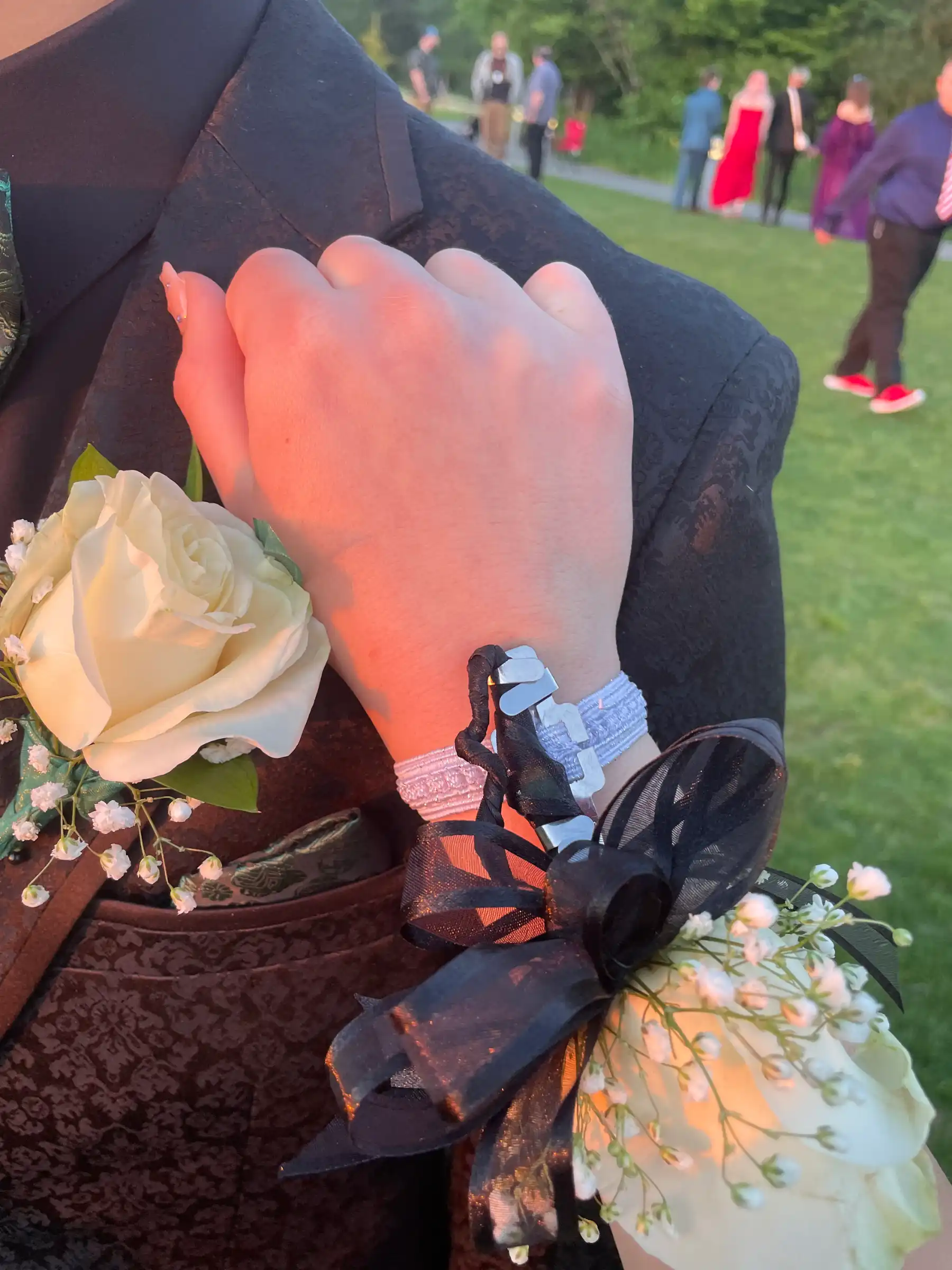Primo piano di corsage e boutonniere abbinati, simboli dei vestiti da ballo di fine anno e delle tradizioni del Prom americano.