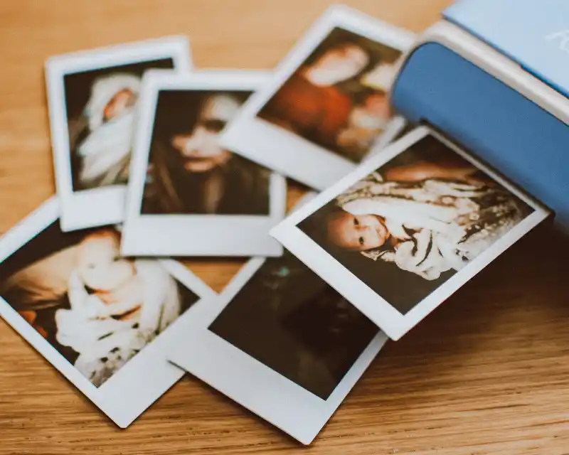 Le foto di famiglia possono aiutare ad affrontare la nostalgia di casa durante un’esperienza all’estero.