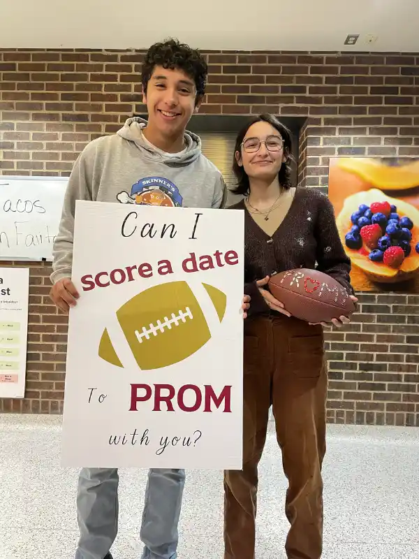 Un promposal a tema football con cartello e pallone con scritta PROM. Una tradizione unica dei balli di fine anno americani.