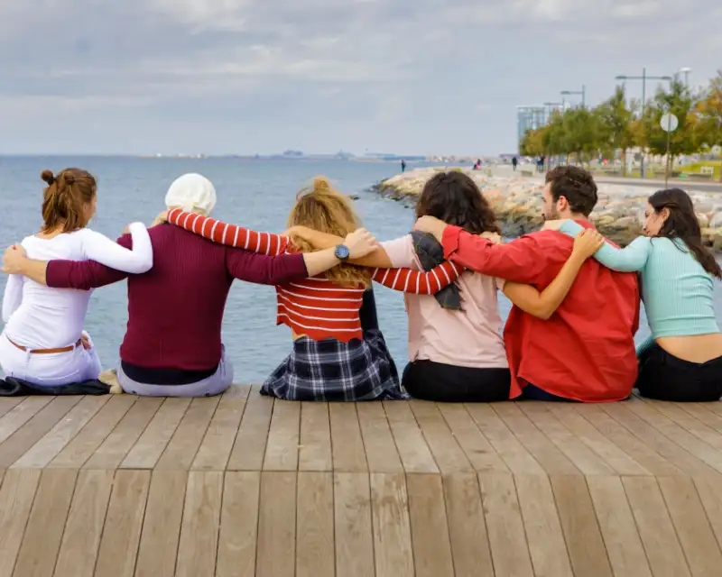 Ragazzi insieme al tramonto: l’essenza del fare amicizia all’estero, tra fiducia, risate e nuove esperienze