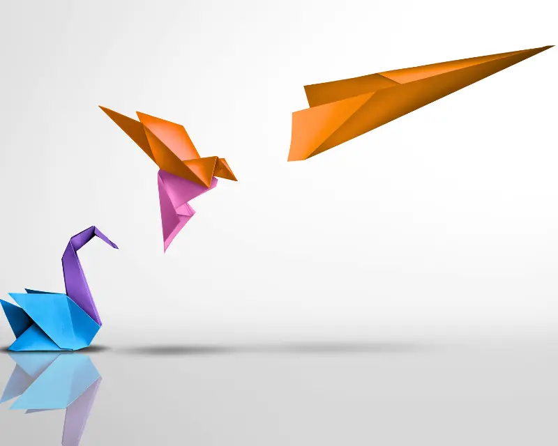 Origami che volano rappresentano il rapporto genitori figli, fatto di crescita, autonomia e libertà reciproca.