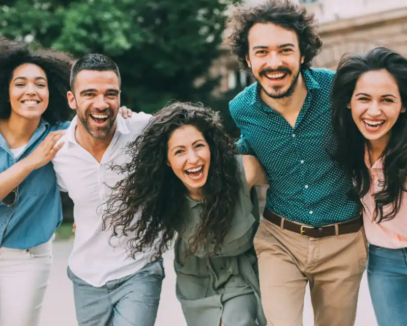 Giovani che ridono insieme: l’amicizia come chiave per vivere appieno l’esperienza di studio all’estero.