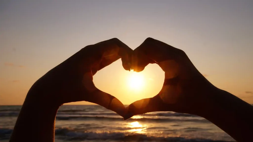 Simbolo di connessione e affetto: come fare amicizia e costruire rapporti sinceri durante un’esperienza all’estero.