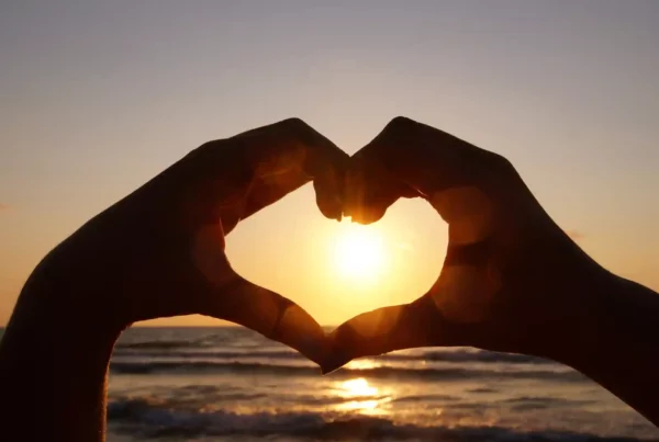 Simbolo di connessione e affetto: come fare amicizia e costruire rapporti sinceri durante un’esperienza all’estero.