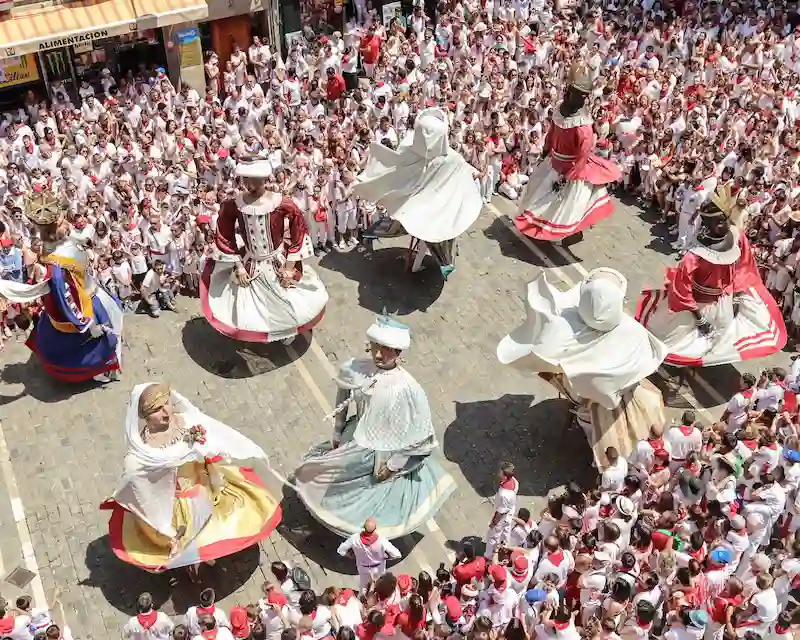 Giganti tradizionali che ballano durante l'ultimo giorno di San Fermín a Pamplona, una delle feste spagnole più caratteristiche