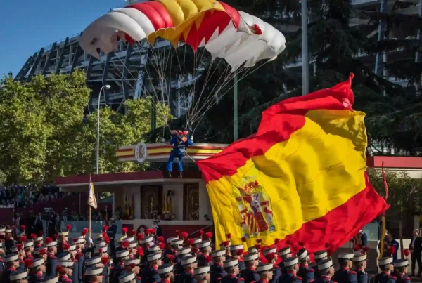 Festa nazionale spagnola: parata militare e bandiera della Spagna con paracadutisti
