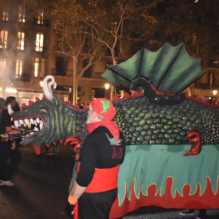 Correfoc durante La Mercè a Barcellona, una delle feste tipiche spagnole: drago verde e diavoli danzanti